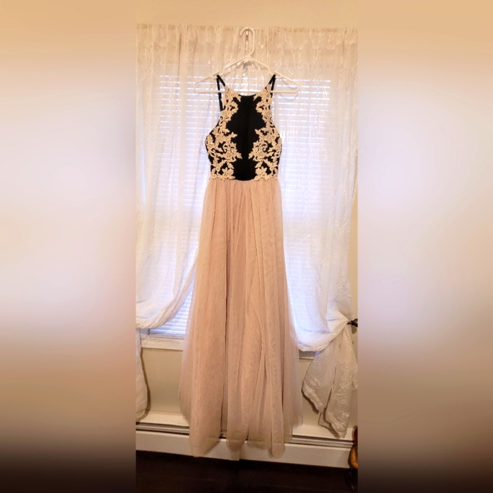 Really beautiful dress! Looks elegant on.